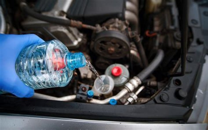 Can you use water as wiper fluid?