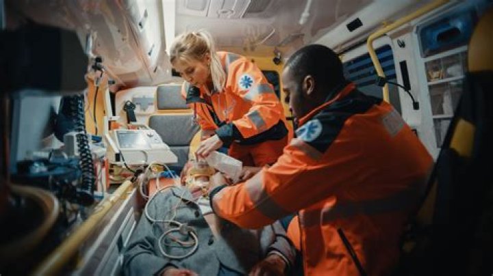Do paramedics make more than nurses?