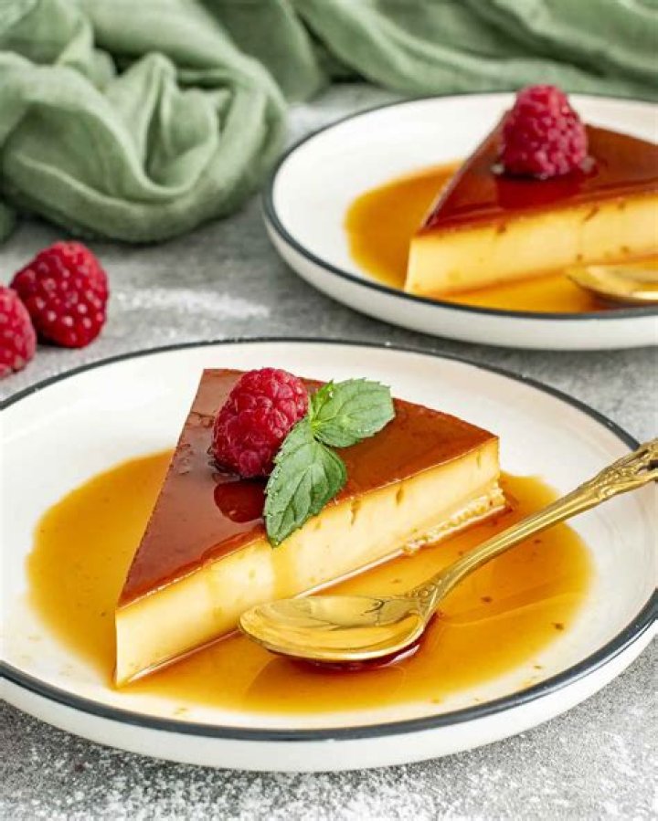 Does flan have a crust?