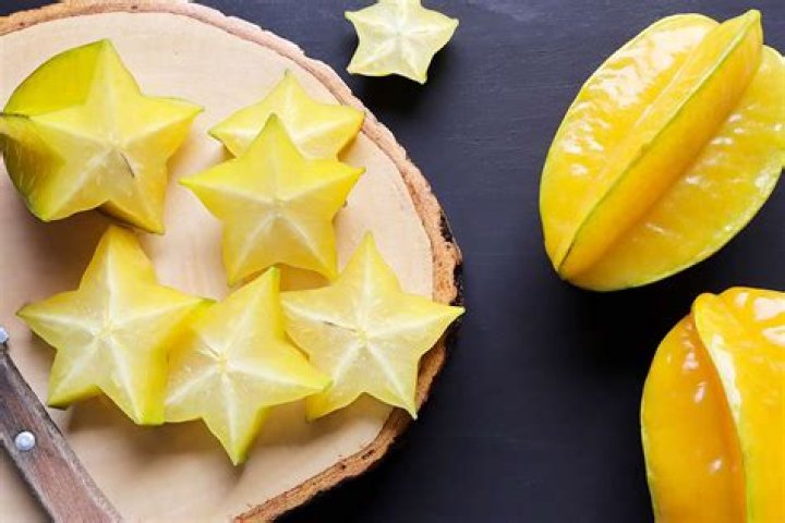 How do you cut up and eat a starfruit?