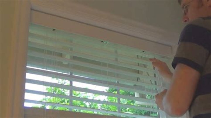How do you put blinds up?