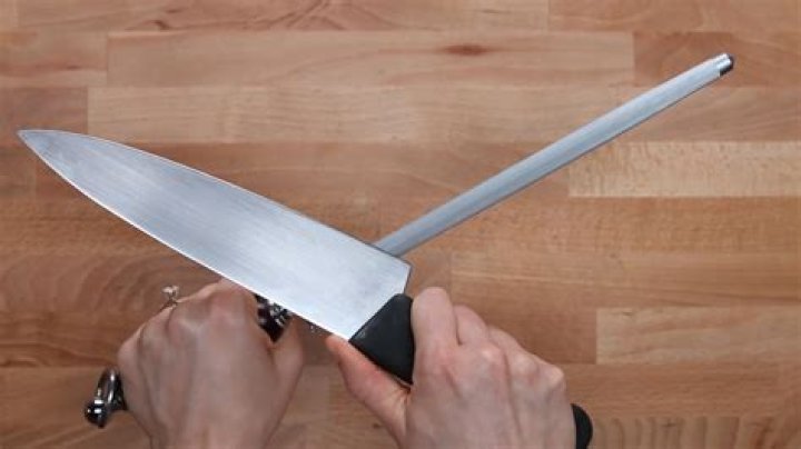 How does a knife get dull?
