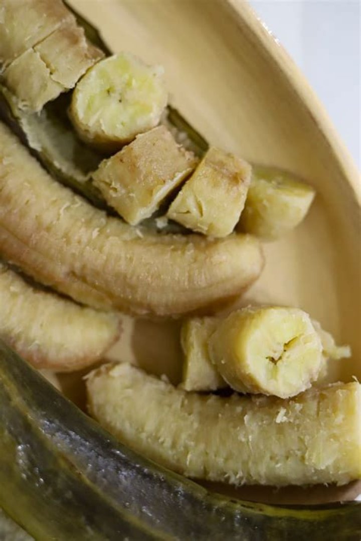 What do boiled green bananas taste like?