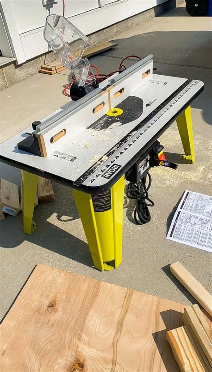 What should I look for in a router table?